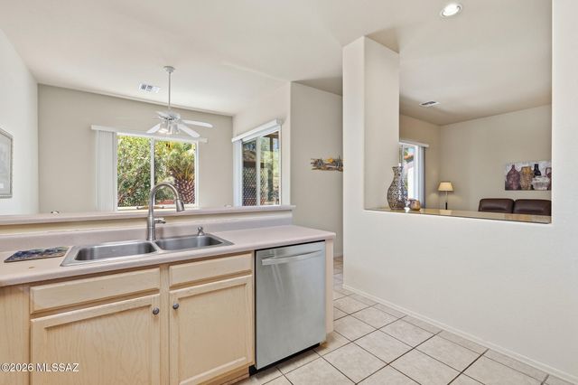 297 N Crescent Bell Drive, Green Valley, AZ 85614