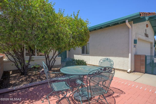 297 N Crescent Bell Drive, Green Valley, AZ 85614