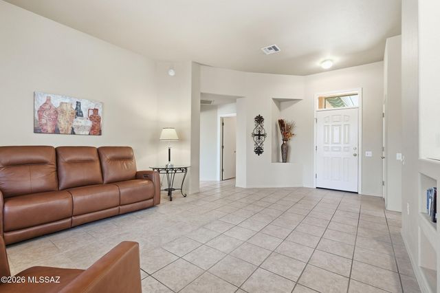 297 N Crescent Bell Drive, Green Valley, AZ 85614