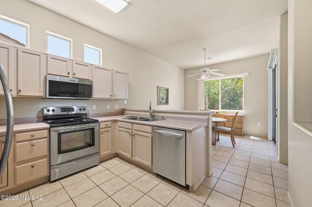 297 N Crescent Bell Drive, Green Valley, AZ 85614