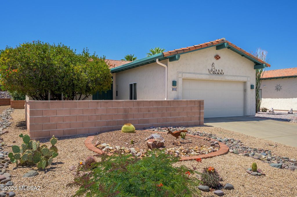 297 N Crescent Bell Drive, Green Valley, AZ 85614