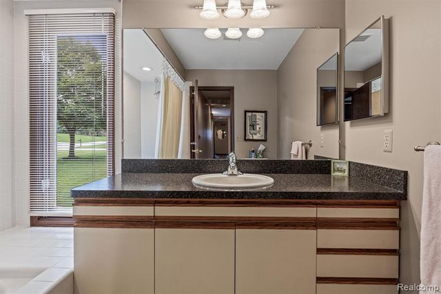 3436 Wedgewood Drive, Rochester Hills, MI 48306
