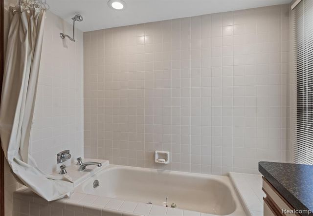 3436 Wedgewood Drive, Rochester Hills, MI 48306