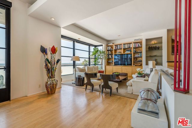 117 Ocean Front Walk, Santa Monica, CA 90291