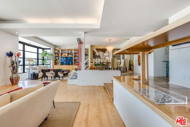 117 Ocean Front Walk, Santa Monica, CA 90291