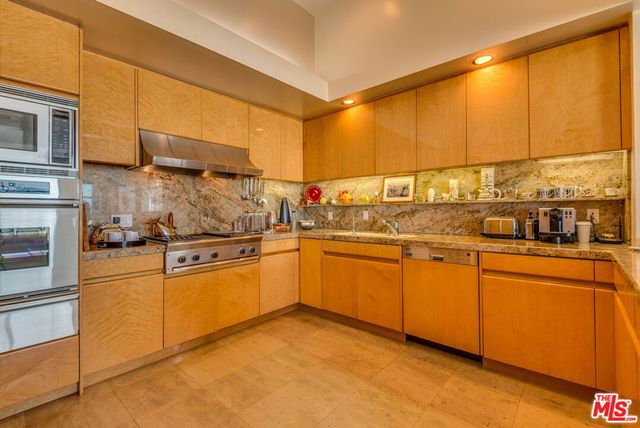 117 Ocean Front Walk, Santa Monica, CA 90291