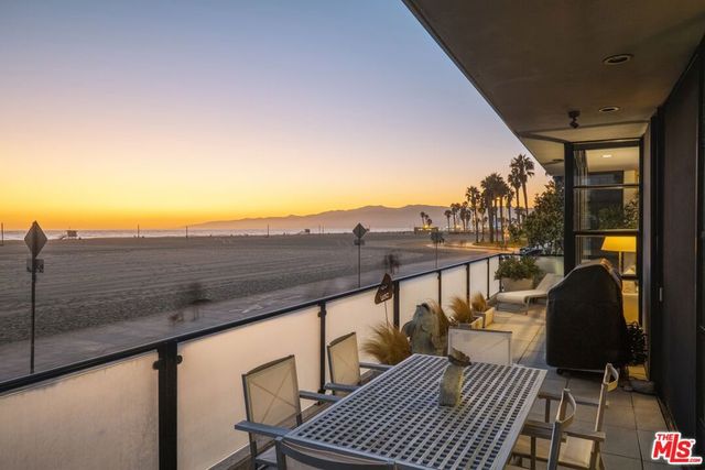 117 Ocean Front Walk, Santa Monica, CA 90291