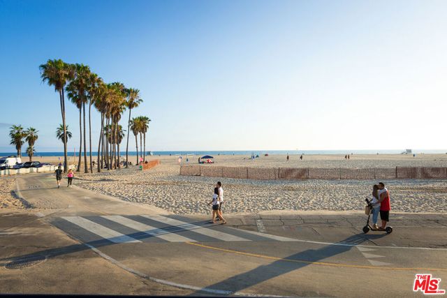 117 Ocean Front Walk, Santa Monica, CA 90291