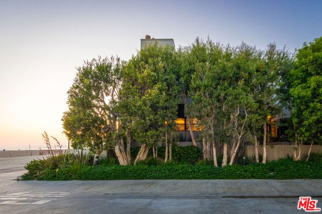 117 Ocean Front Walk, Santa Monica, CA 90291