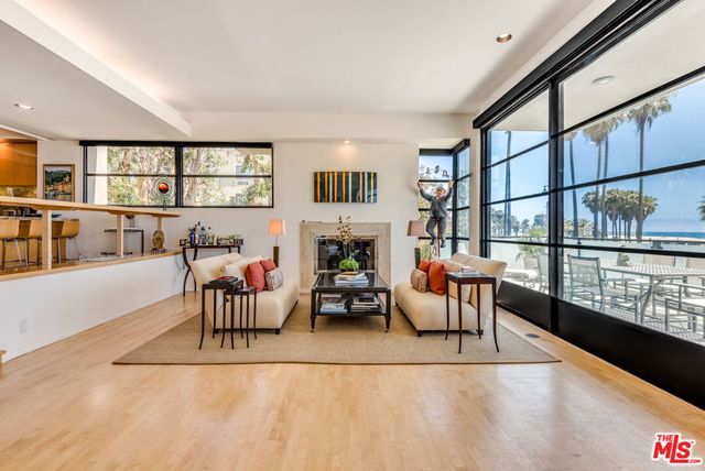 117 Ocean Front Walk, Santa Monica, CA 90291