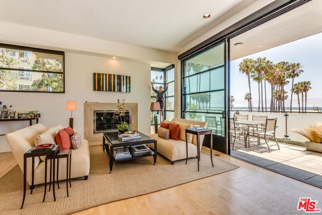 117 Ocean Front Walk, Santa Monica, CA 90291
