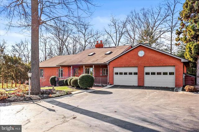 320 DUBS CHURCH RD, Hanover, PA 17331