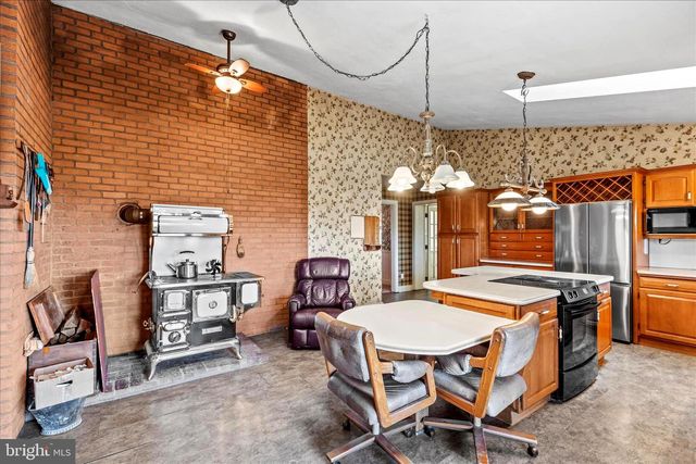 320 DUBS CHURCH RD, Hanover, PA 17331