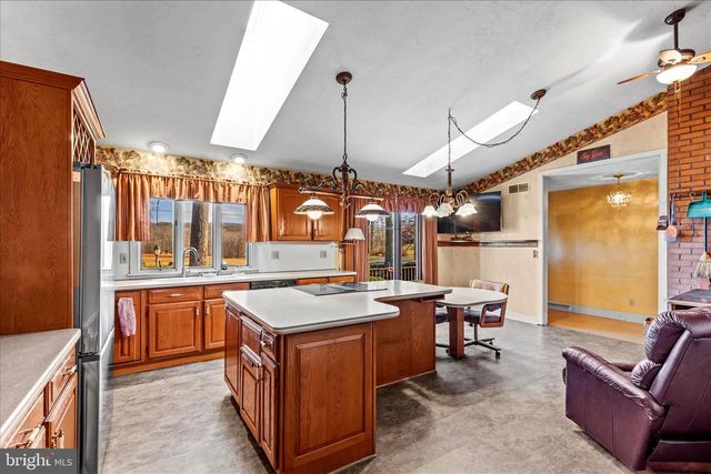 320 DUBS CHURCH RD, Hanover, PA 17331