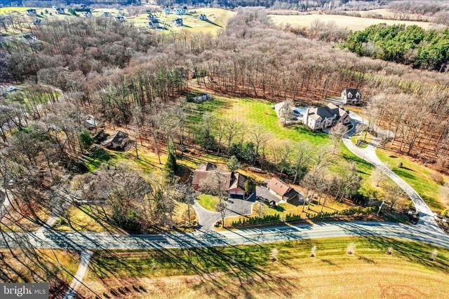 320 DUBS CHURCH RD, Hanover, PA 17331