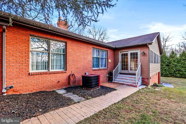 320 DUBS CHURCH RD, Hanover, PA 17331