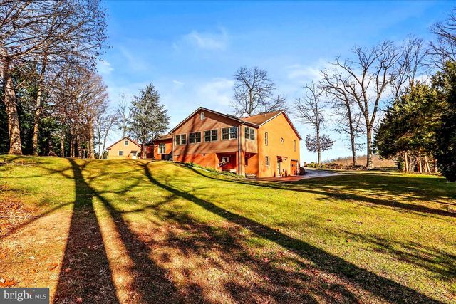 320 DUBS CHURCH RD, Hanover, PA 17331