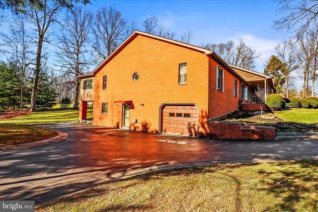 320 DUBS CHURCH RD, Hanover, PA 17331