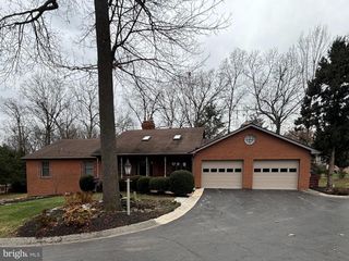 320 DUBS CHURCH RD, Hanover, PA 17331