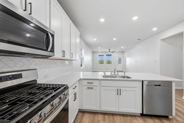 727 Gray Fox LOOP, Hutto, TX 78634