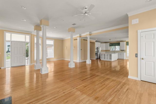 5576 Glen Oaks Pointe, West Des Moines, IA 50266