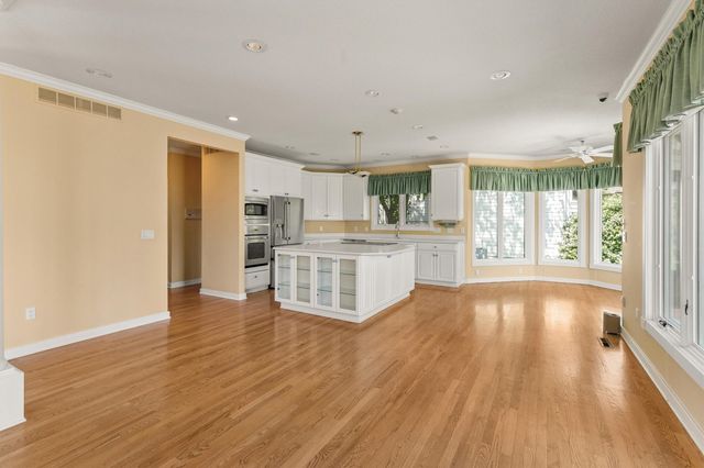5576 Glen Oaks Pointe, West Des Moines, IA 50266