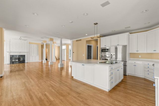 5576 Glen Oaks Pointe, West Des Moines, IA 50266