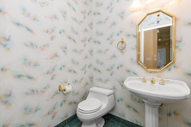 5576 Glen Oaks Pointe, West Des Moines, IA 50266