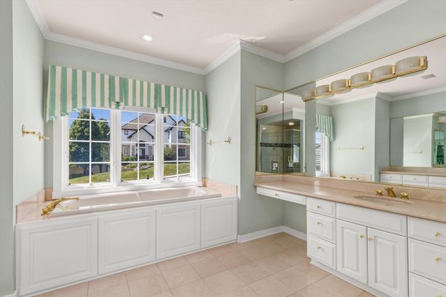 5576 Glen Oaks Pointe, West Des Moines, IA 50266