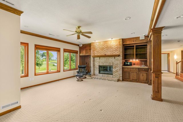 5576 Glen Oaks Pointe, West Des Moines, IA 50266