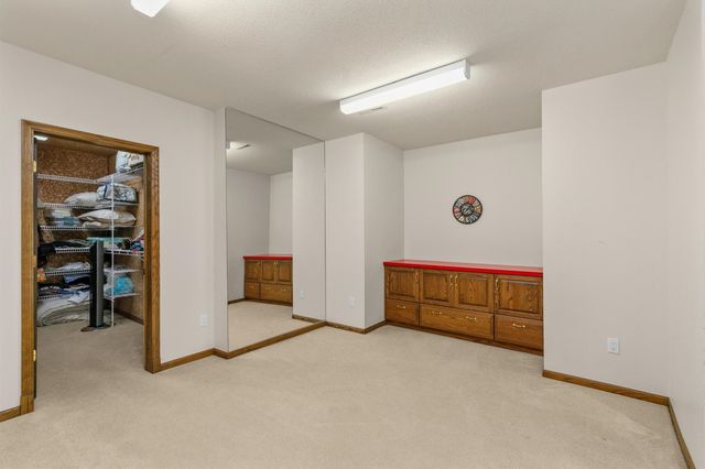 5576 Glen Oaks Pointe, West Des Moines, IA 50266