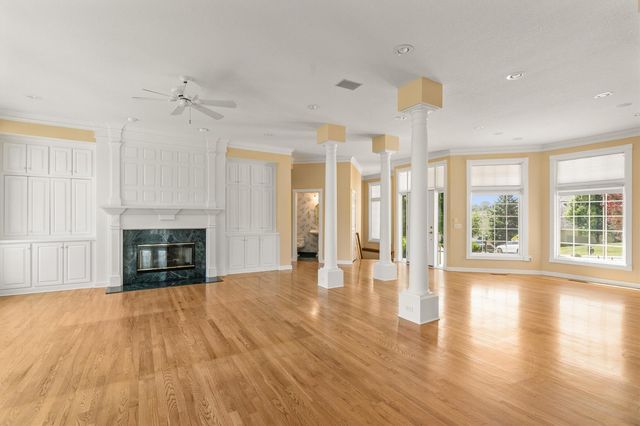 5576 Glen Oaks Pointe, West Des Moines, IA 50266