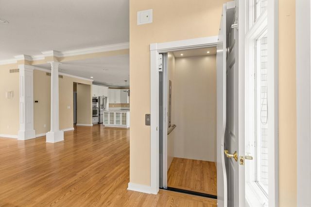 5576 Glen Oaks Pointe, West Des Moines, IA 50266