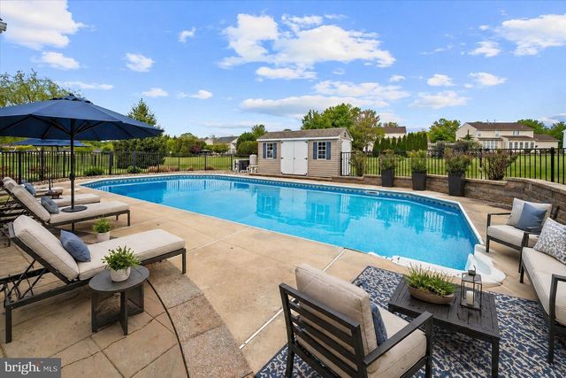 17 ALLSMEER DR, West Grove, PA 19390