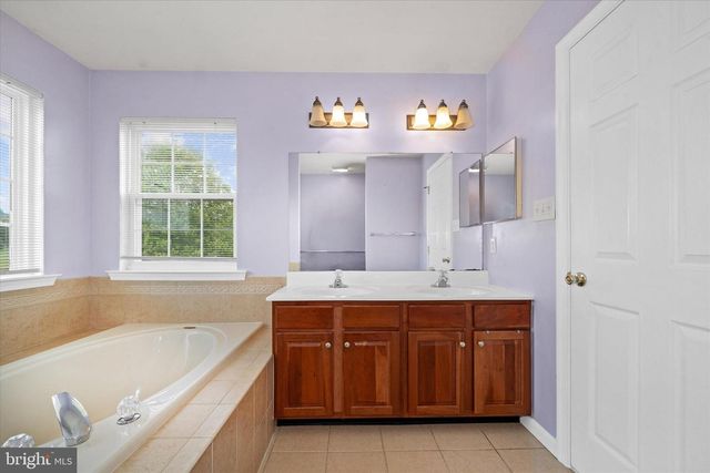 17 ALLSMEER DR, West Grove, PA 19390