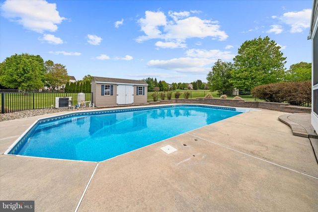 17 ALLSMEER DR, West Grove, PA 19390