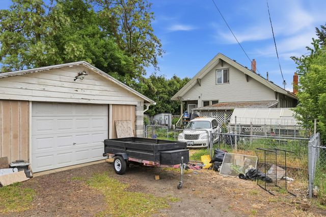 1018 W Grace Ave, Spokane, WA 99205