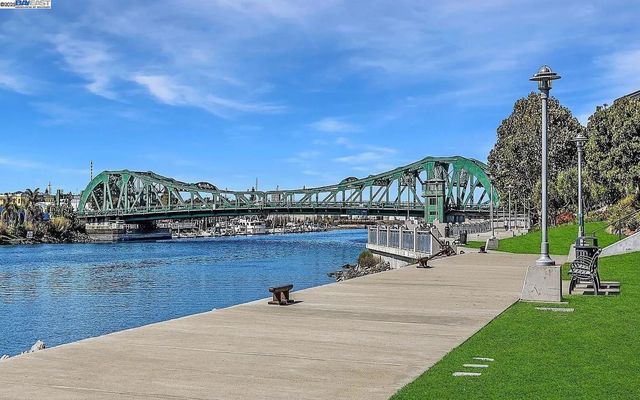 3090 Glascock Street 102, Oakland, CA 94601