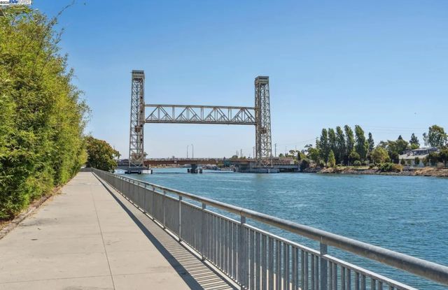 3090 Glascock Street 102, Oakland, CA 94601