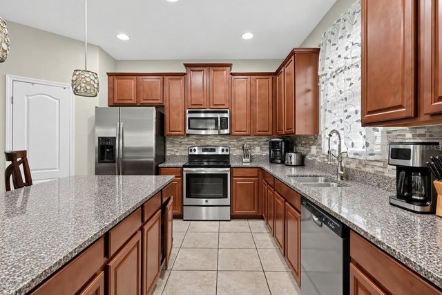 225 LAKESHORE DRIVE, Davenport, FL 33837