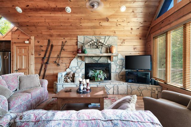 1266 Bear Cub Way, Gatlinburg, TN 37738