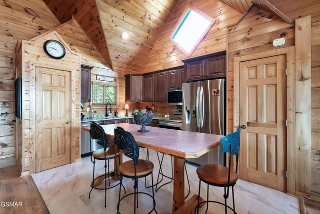 1266 Bear Cub Way, Gatlinburg, TN 37738