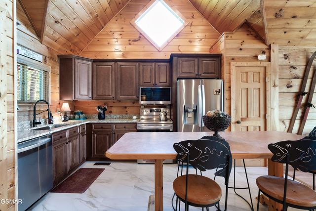 1266 Bear Cub Way, Gatlinburg, TN 37738