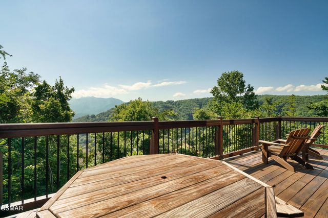 1266 Bear Cub Way, Gatlinburg, TN 37738