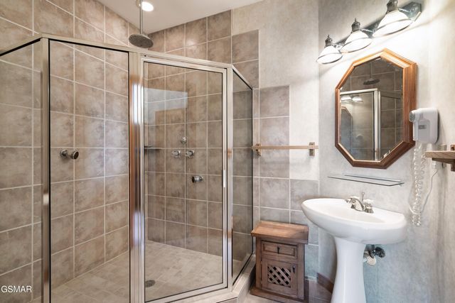 1266 Bear Cub Way, Gatlinburg, TN 37738