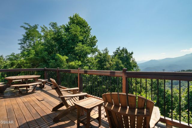 1266 Bear Cub Way, Gatlinburg, TN 37738