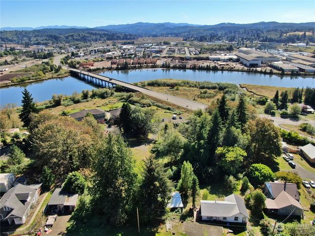 1129 Wildwood Avenue, Raymond, WA 98577