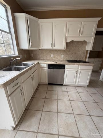 7416 San Ramon Dr, Milton, FL 32583