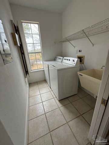 7416 San Ramon Dr, Milton, FL 32583