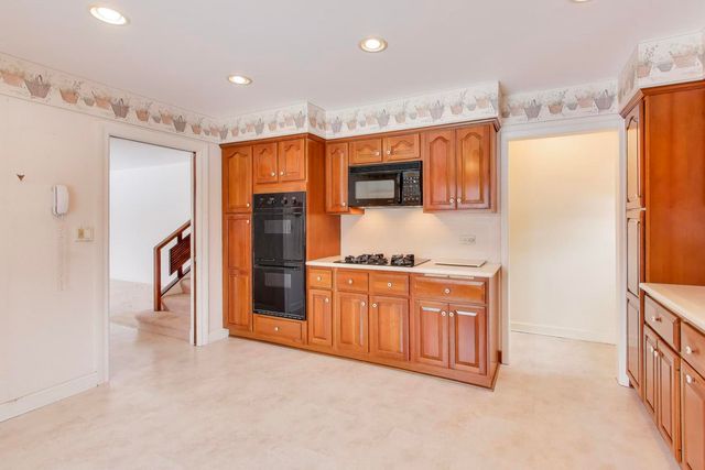 2537 Pick Drive, Glenview, IL 60025